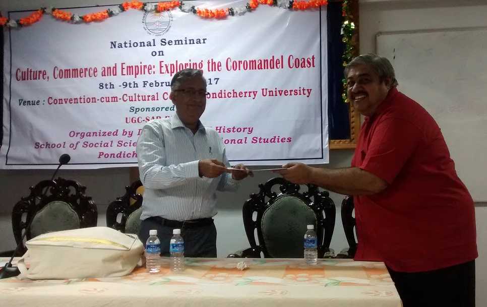 kvr-receiving-certificate-feom-g-j-sudhakar-after-presenting-paper